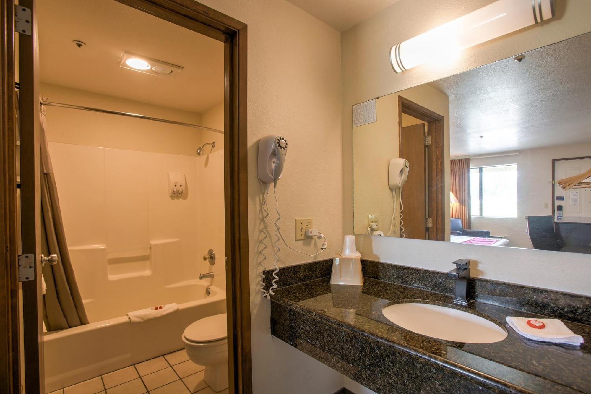Oyo Woodland Hotel And Suites מראה חיצוני תמונה