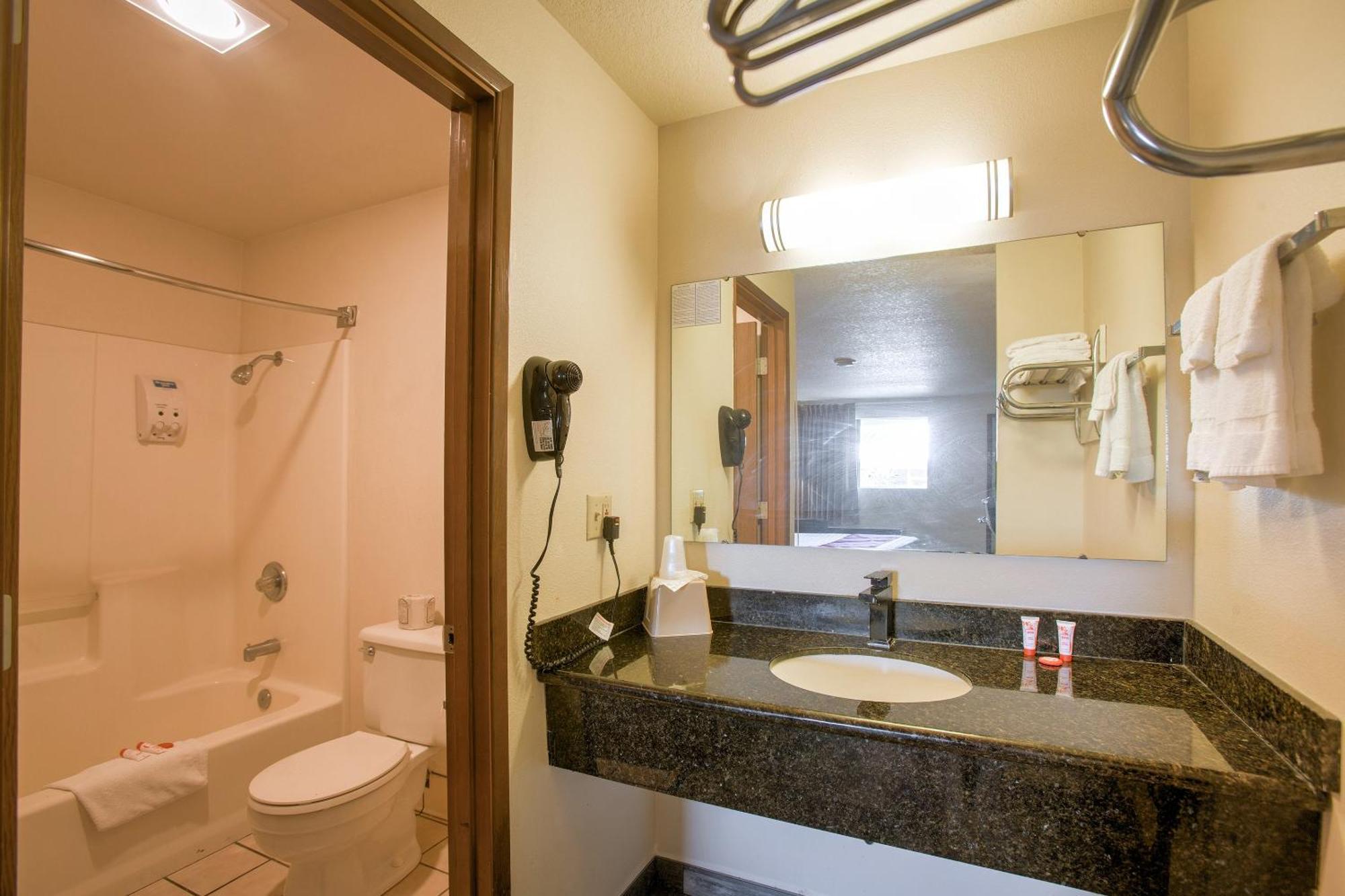 Oyo Woodland Hotel And Suites מראה חיצוני תמונה