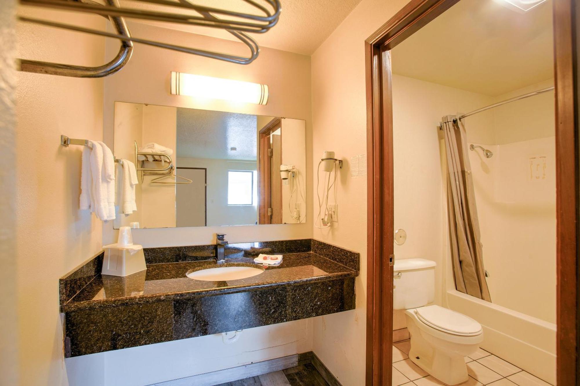 Oyo Woodland Hotel And Suites מראה חיצוני תמונה
