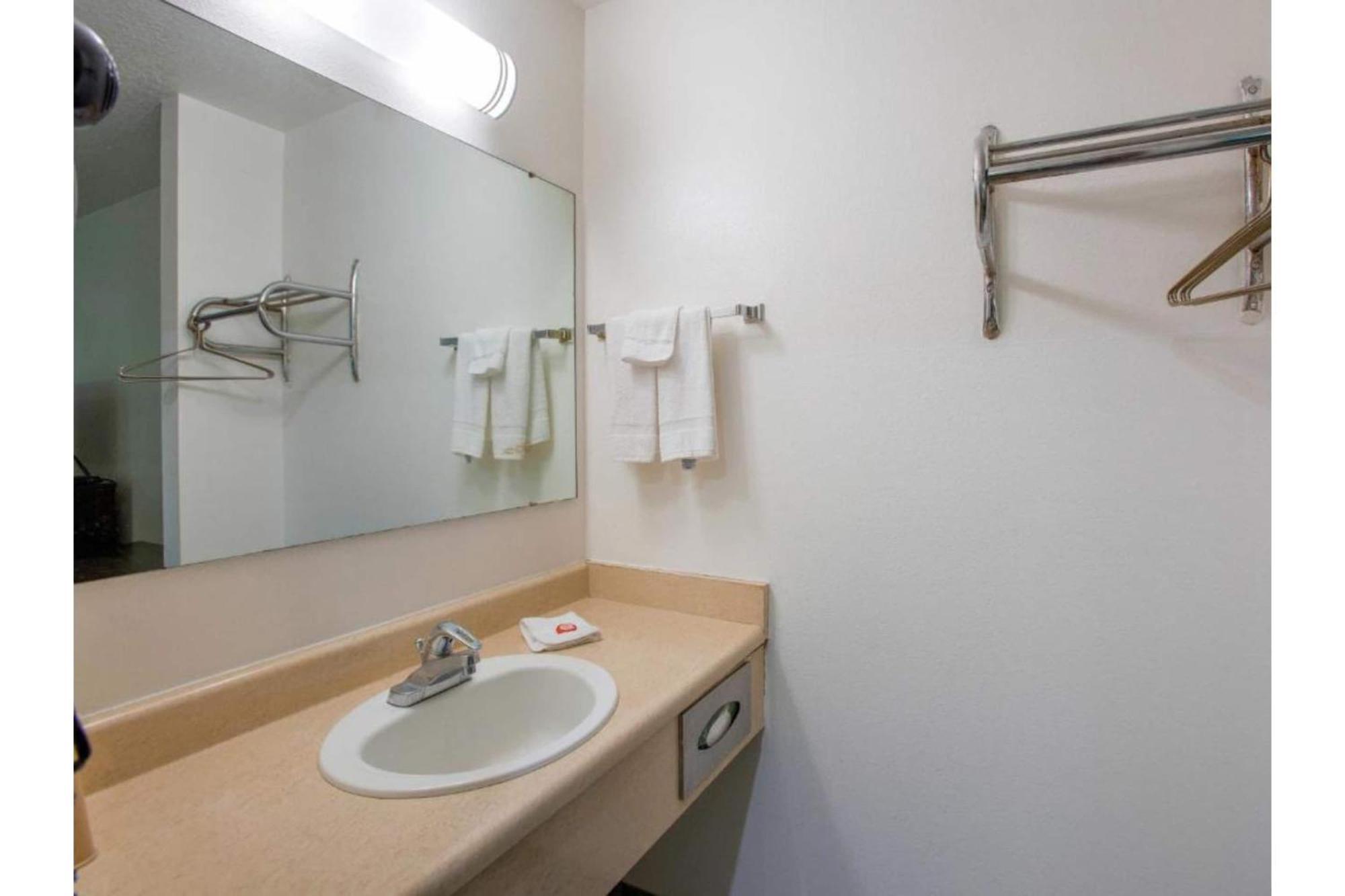 Oyo Woodland Hotel And Suites מראה חיצוני תמונה