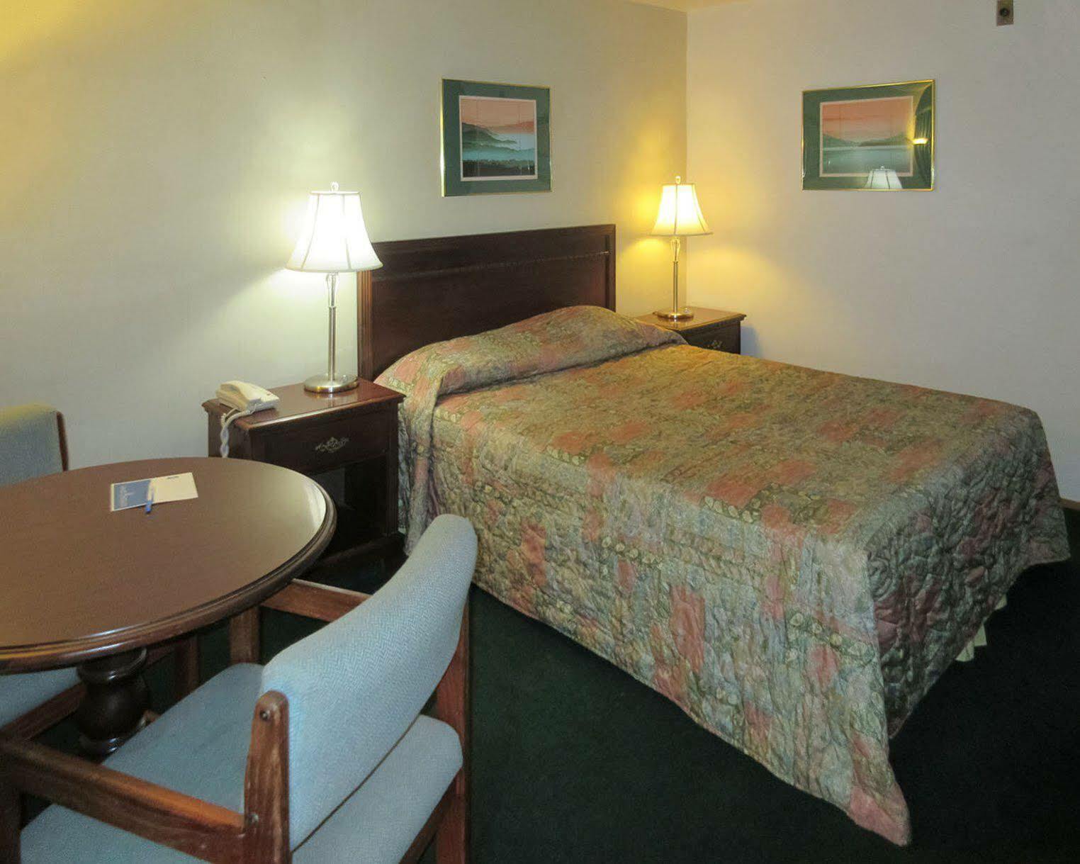 Oyo Woodland Hotel And Suites מראה חיצוני תמונה